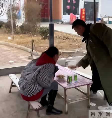 网络红人小月月,一个贪财一个好色？老夫少妻的“残酷”，在42岁李嘉明身上应验了