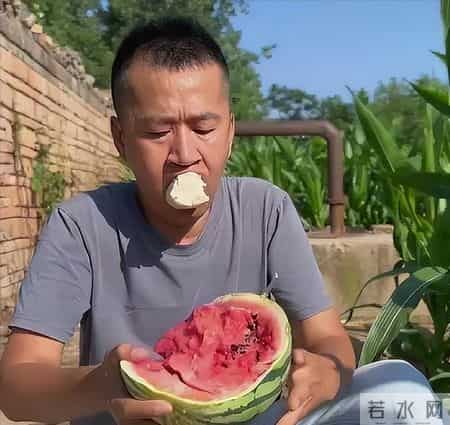 网络红人小月月,一个贪财一个好色？老夫少妻的“残酷”，在42岁李嘉明身上应验了