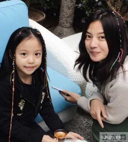 黄有龙简历,黄有龙做梦也没想到，自己花重金培养大的女儿，竟给赵薇做了嫁衣