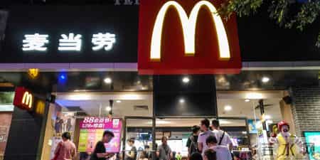 麦当劳被曝使用过期食材,麦当劳被曝使用过期食材怎么办