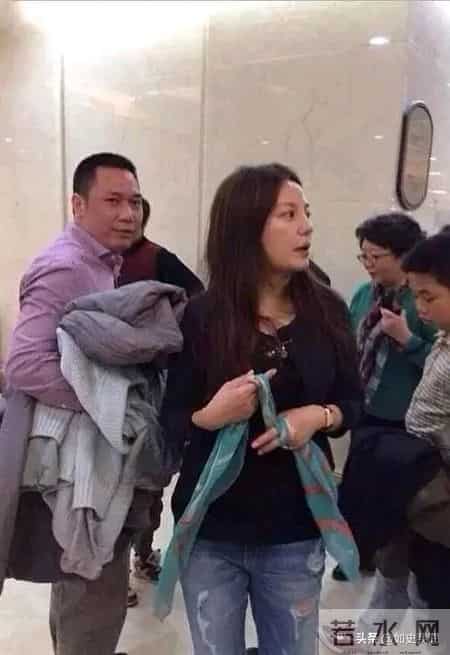 黄有龙简历,黄有龙做梦也没想到，自己花重金培养大的女儿，竟给赵薇做了嫁衣