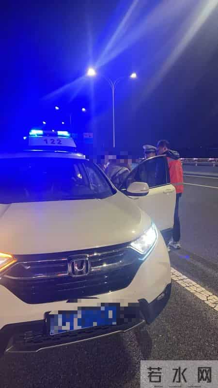 事故动车曾紧急制动,“龟速”车被警车盯上不久抛锚，驾驶员见到交警：你们来得真快！