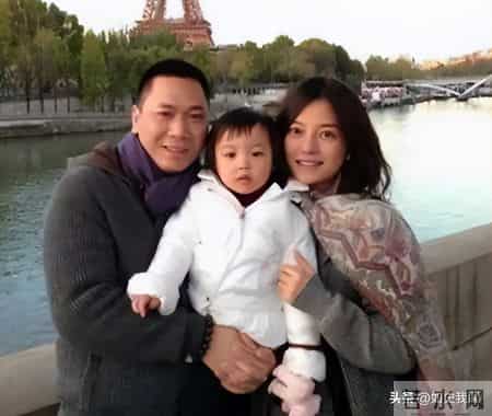 黄有龙简历,黄有龙做梦也没想到，自己花重金培养大的女儿，竟给赵薇做了嫁衣