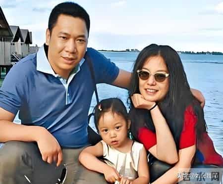 黄有龙简历,黄有龙做梦也没想到，自己花重金培养大的女儿，竟给赵薇做了嫁衣