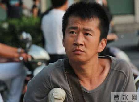 网络红人小月月,一个贪财一个好色？老夫少妻的“残酷”，在42岁李嘉明身上应验了