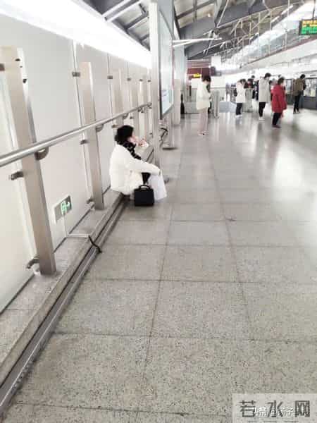 上海地铁回应市民建议设女性车厢,上海地铁 les