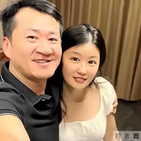 网络红人小月月,一个贪财一个好色？老夫少妻的“残酷”，在42岁李嘉明身上应验了