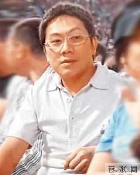 黄有龙简历,黄有龙做梦也没想到，自己花重金培养大的女儿，竟给赵薇做了嫁衣