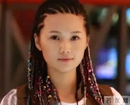 宋佳玲多大,原来她是宋祖英亲妹妹，比姐姐小22岁更漂亮，出道17年却走得稳