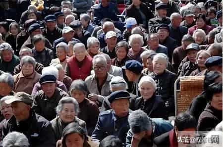 安徽出生人口4年下降47.6%,全国出生人口断崖：21年1062万人，24年954万，25年令人意想不到