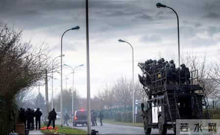 巴黎暴恐,暴恐袭击，又是巴黎查理周刊！曾遭极端武装血洗，大批军警已赶到