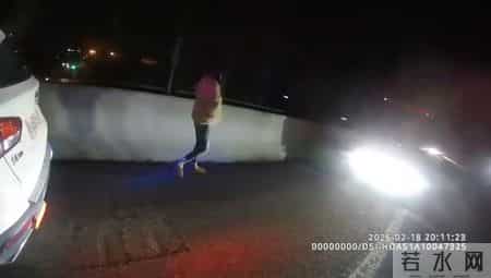 事故动车曾紧急制动,“龟速”车被警车盯上不久抛锚，驾驶员见到交警：你们来得真快！