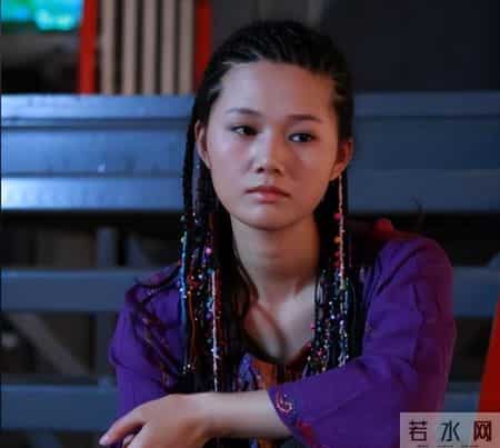 宋佳玲多大,原来她是宋祖英亲妹妹，比姐姐小22岁更漂亮，出道17年却走得稳