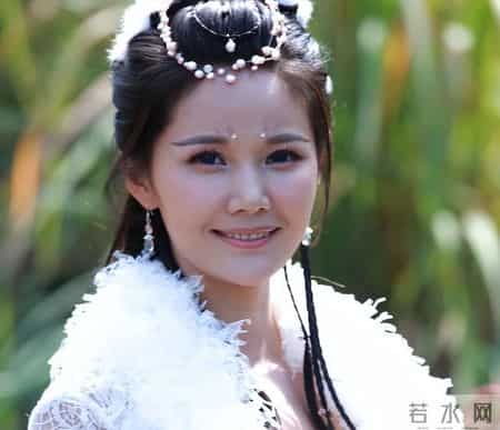 宋佳玲多大,原来她是宋祖英亲妹妹，比姐姐小22岁更漂亮，出道17年却走得稳