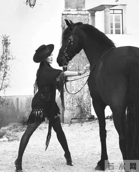 麦当娜裸体写真,麦当娜最露的演唱会视频