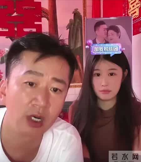 网络红人小月月,一个贪财一个好色？老夫少妻的“残酷”，在42岁李嘉明身上应验了