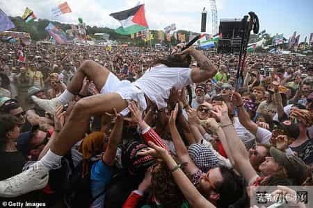 英国摇滚乐队,一曲怒吼换来美国禁令 英国朋克乐队“反以口号”引发两国政坛风暴