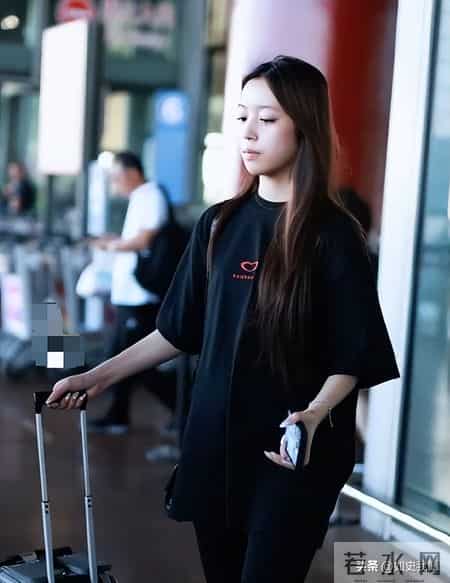 黄有龙简历,黄有龙做梦也没想到，自己花重金培养大的女儿，竟给赵薇做了嫁衣