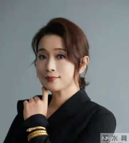 李东生老婆,李东生的妻子魏雪好有气质，不光漂亮，面相一看都特别善良！