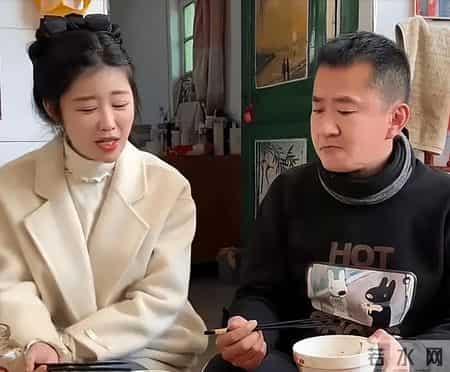 网络红人小月月,一个贪财一个好色？老夫少妻的“残酷”，在42岁李嘉明身上应验了