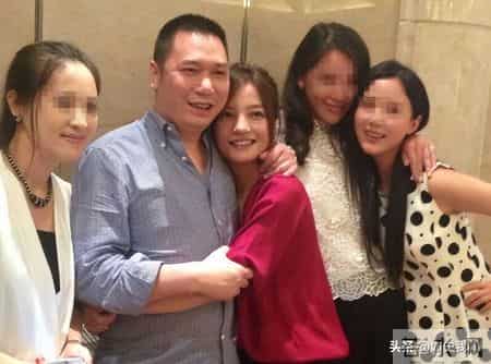 黄有龙简历,黄有龙做梦也没想到，自己花重金培养大的女儿，竟给赵薇做了嫁衣