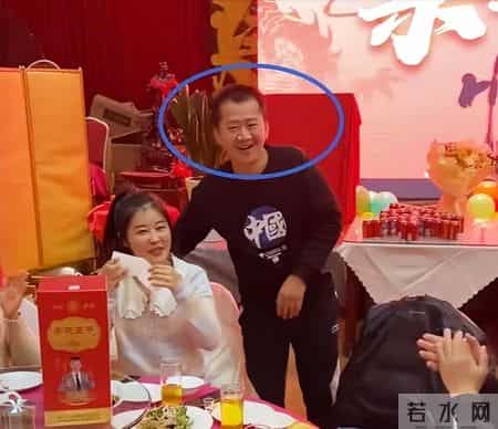 网络红人小月月,一个贪财一个好色？老夫少妻的“残酷”，在42岁李嘉明身上应验了