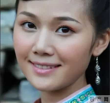 宋佳玲多大,原来她是宋祖英亲妹妹，比姐姐小22岁更漂亮，出道17年却走得稳