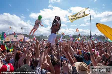 英国摇滚乐队,一曲怒吼换来美国禁令 英国朋克乐队“反以口号”引发两国政坛风暴