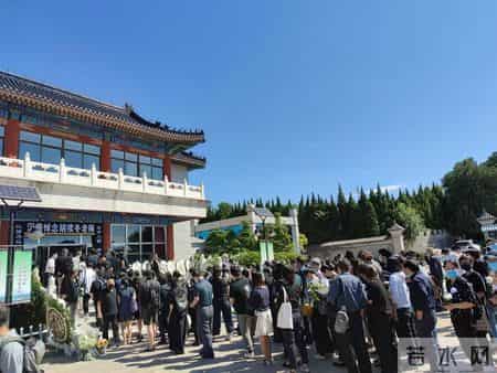 胡续冬,送别一位北大诗人 胡续冬遗体告别式举行