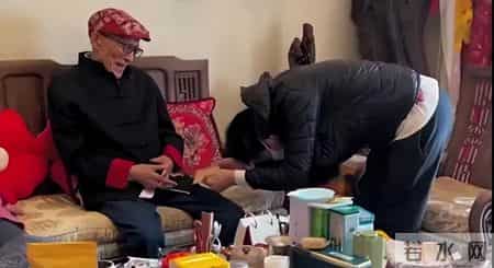 网络红人小月月,一个贪财一个好色？老夫少妻的“残酷”，在42岁李嘉明身上应验了