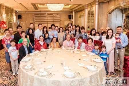 600亿基金经理去世,3女儿6个儿子都本事，去世丈夫留给她600亿，今她103岁为何不快乐