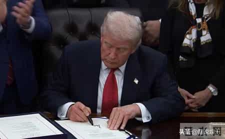 美拟使用紧急法案,8票对4票！美国会深夜通过万亿法案，特朗普紧急启动矿产储备