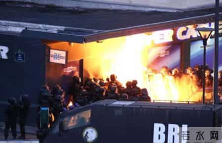 巴黎暴恐,暴恐袭击，又是巴黎查理周刊！曾遭极端武装血洗，大批军警已赶到