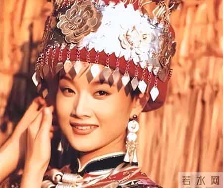 宋佳玲多大,原来她是宋祖英亲妹妹，比姐姐小22岁更漂亮，出道17年却走得稳