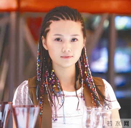 宋佳玲多大,原来她是宋祖英亲妹妹，比姐姐小22岁更漂亮，出道17年却走得稳