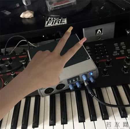 这个拥有74万ins粉丝，被Chanel和Prada钦点拍广告大片的漂亮小姐姐，居然是个假人？