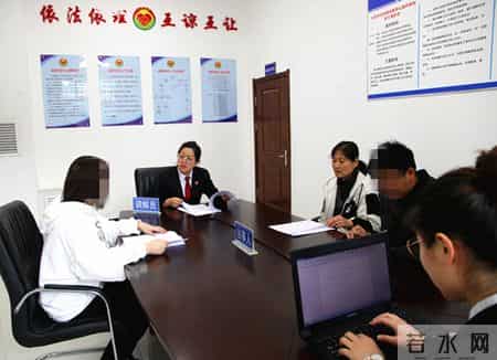 快立快调解纠纷 两面锦旗谢法官