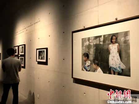 第二届阮义忠摄影人文奖作品展长沙开幕 15组作品直抵人心