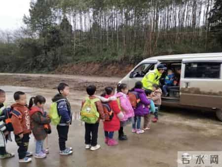 7座“校车”装24人被查，孩子们该如何上学？