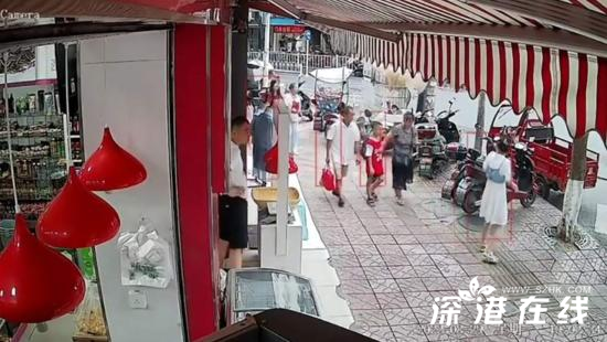 疑似人工降雨弹壳坠落险砸路人_0