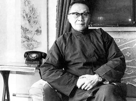 王元化(1920年11月30日-2008年5月9日)。1981年在上海寓所.jpg 王元化(1920年11月30日-2008年5月9日)。1981年在上海寓所.jpg