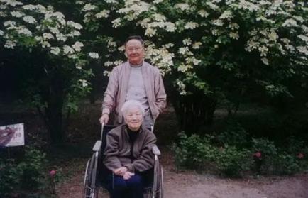 王元化与夫人张可(图源:新三届).jpg 王元化与夫人张可(图源:新三届).jpg