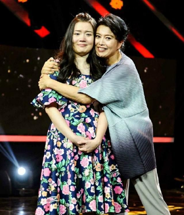 丁嘉丽女儿现身,被妈妈抛弃寄人篱下15年