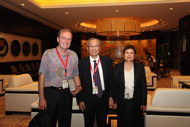 【】 与世界钛会国际组委会法国委员Alain Vassel教授合影(1).jpg