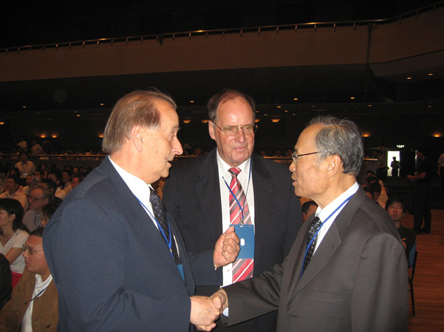 【】和IUMRS首任主席Pual Siffert和第七任主席Peter Glasow交谈(1).jpg