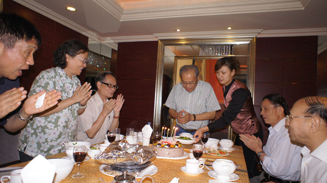 【】 2012年7月13日 陈能宽、黄伯云、屠海令、张统一院士庆祝周廉院士肝移植6周年(1).jpg