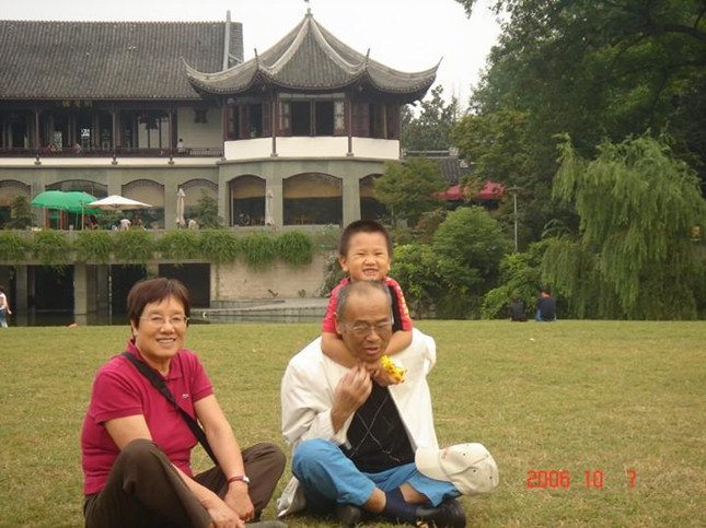 【】2006年10月7日 在杭州和夫人、孙子欢度时光.jpg