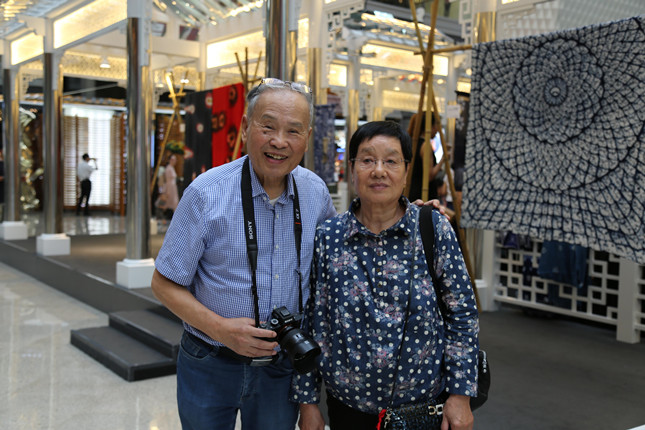 1-12 2016年9月16日 在北京商场和夫人合影(1).jpg