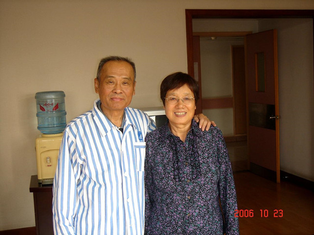 11-22 2006年10月23日 肝移植后与夫人在病房合影(1).jpg