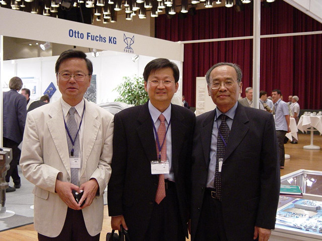 7-7-4 在德国汉堡第10届世界钛会展览会上与DCM代表合影(1).jpg